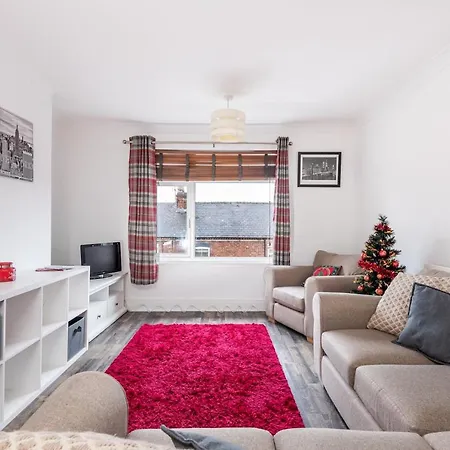 Lovely 2 Bed Flat Located Inside City Bar Walls! شقة