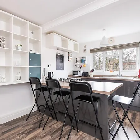 Lovely 2 Bed Flat Located Inside City Bar Walls! Apartment York